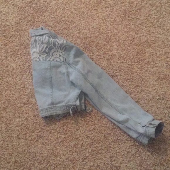 Denim jacket with lace - Picture 2 of 4